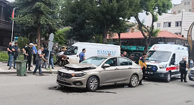 Otomobil ile  minibüs  çarpıştı, kavşak savaş alanına döndü!