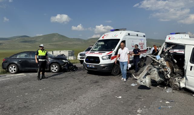 Otomobil ve panelvan çarpıştı! Araçlar hurdaya döndü