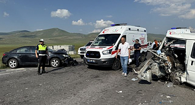 Otomobil ve panelvan çarpıştı! Araçlar hurdaya döndü