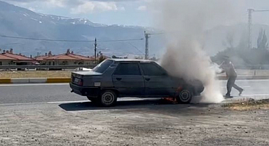 Otomobili yandı, elindeki sigarayı bırakmadı