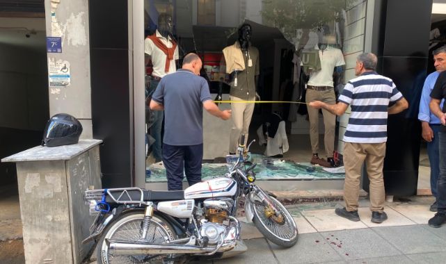 Otomobille çarpışan motosiklet mağazaya daldı!
