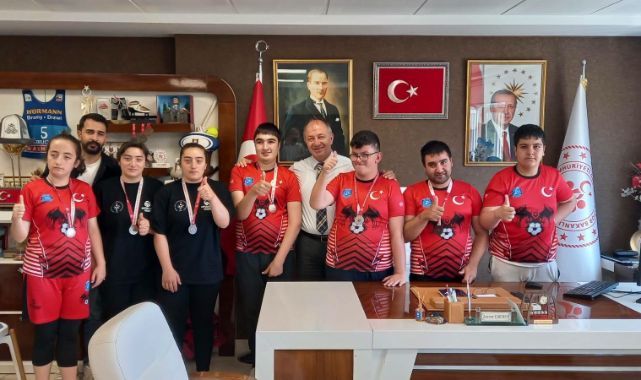 Özel sporcuları yalnız bırakmadı