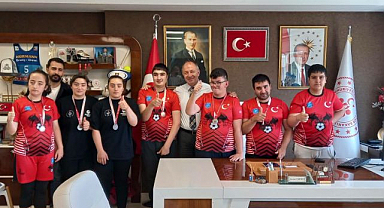 Özel sporcuları yalnız bırakmadı