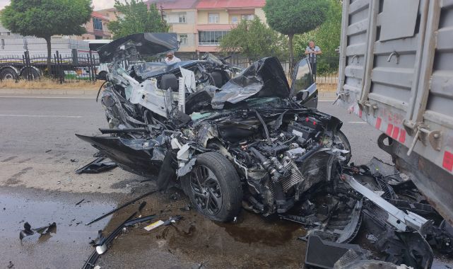 Feci kaza! Park halindeki tıra çarptı