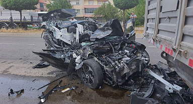 Feci kaza! Park halindeki tıra çarptı