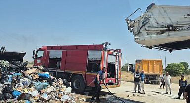 Seyir halindeki çöp kamyonu alev aldı!