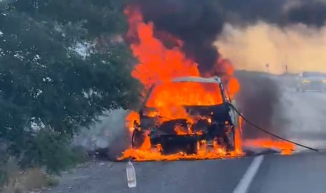 Seyir halindeki otomobil alev alev yandı