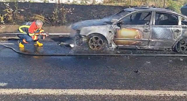Seyir halindeki otomobil alevlere teslim oldu