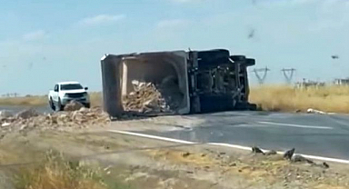 Seyir halindeki yük kamyonu devrildi!