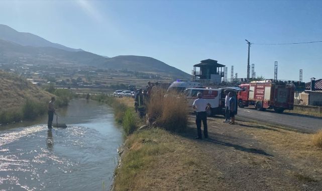 Sulama kanalına uçan otomobilde can pazarı