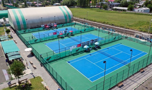 Tenis tutkunları en doğuda buluştu!