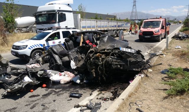 Tıra arkadan çarpan otomobil hurdaya döndü