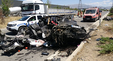 Tıra arkadan çarpan otomobil hurdaya döndü