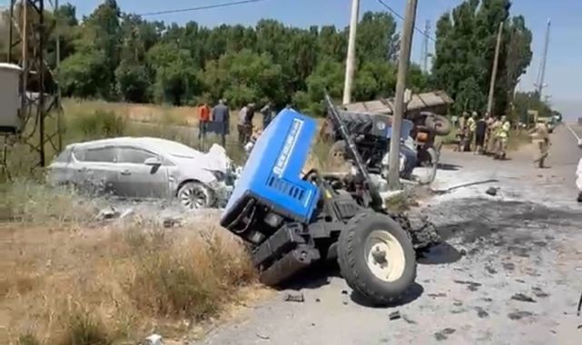 Traktör ile otomobil çarpıştı!