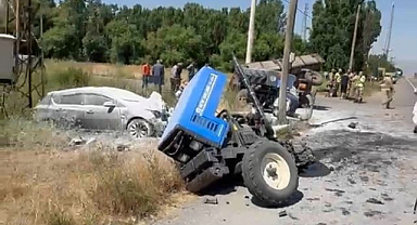 Traktör ile otomobil çarpıştı!