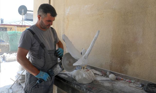 Tuz Dağı'ndan çıkarılan kayalar sanata dönüştürülüyor