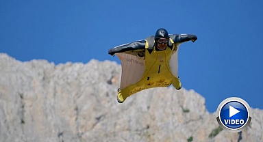 Wingsuit sporcularından nefes kesen atlayışlar   