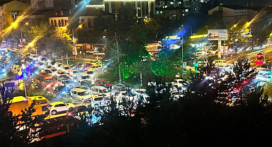Yağış Erzurum’da trafiği felç etti! Gez Kavşağı’nda uzun kuyruklar oluştu