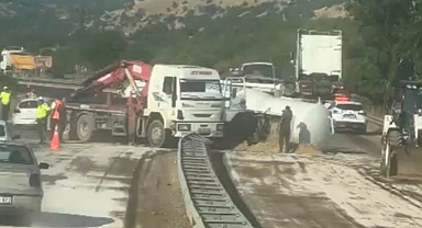 Yakıt tankeri devrildi! Ortalık savaş alanına döndü