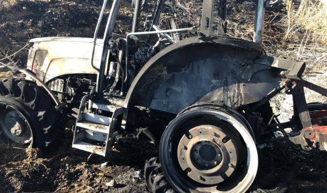 Yangına müdahale ederken traktörü alevler sardı
