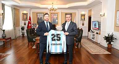 Ahmet Dal'dan Vali Baruş'a anlamlı forma hediyesi