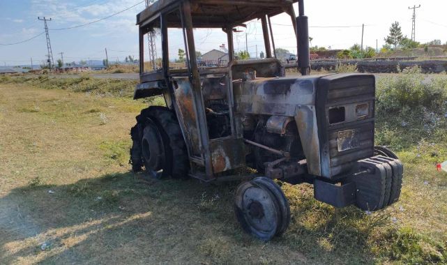 Alev alan traktör kullanılamaz hale geldi