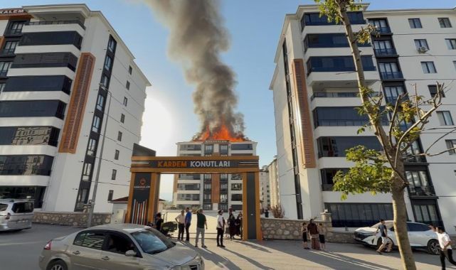 Apartmanın çatısından alevler yükseldi!