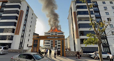 Apartmanın çatısından alevler yükseldi!