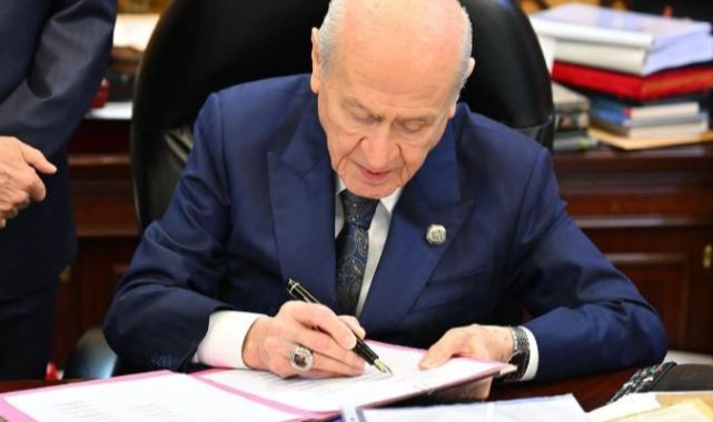 Bahçeli'nin ilk imzacısı olduğu teklifte MHP'den fire var!