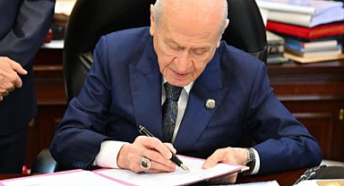 Bahçeli'nin ilk imzacısı olduğu teklifte MHP'den fire var!