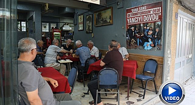 “Bana şans getirmiyorsun” deyip yancıyı dövdü! Artık ayrı masada oturuyorlar