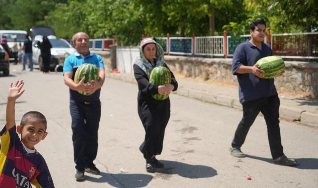 Bedava karpuzu duyan koştu! 
