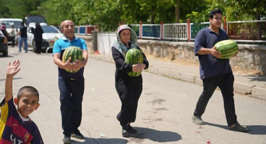 Bedava karpuzu duyan koştu! 