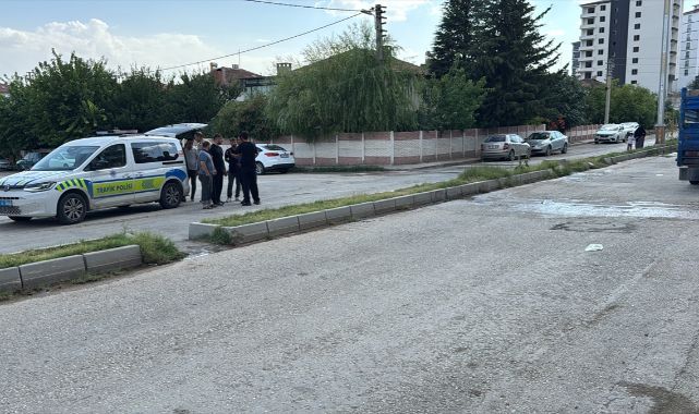 Bisikletiyle yola çıkan çocuğa araba çarptı