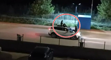 Canlarını hiçe saydılar! Otomobilin üstünde tehlikeli yolculuk