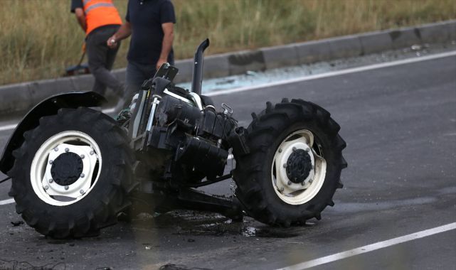 Çarpmanın etkisiyle traktör ikiye ayrıldı
