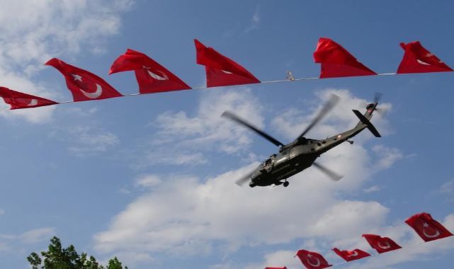 Çelik Kanatlar'ın gösterisi nefes kesti