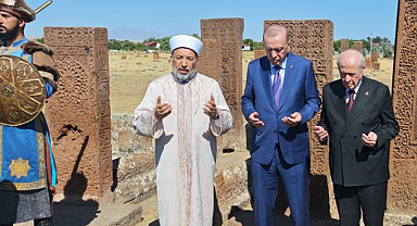 Cumhurbaşkanı Erdoğan ve MHP Lideri Bahçeli, Ahlat Selçuklu Kabristanı'nı ziyaret etti