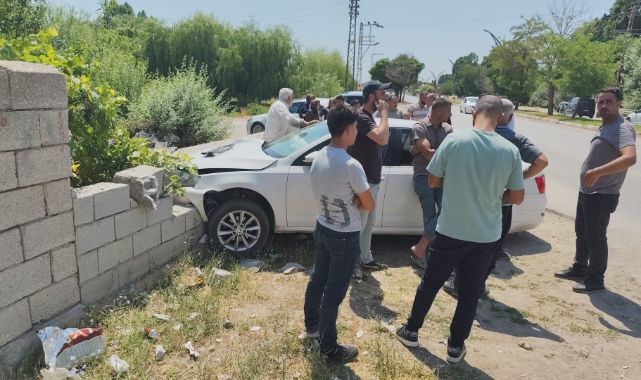 Direksiyon hakimiyetini kaybedince duvara çarptı