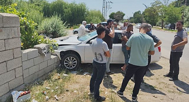 Direksiyon hakimiyetini kaybedince duvara çarptı