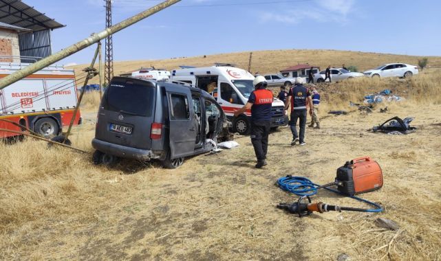 Direksiyon hakimiyetini kaybetti! Hafif ticari araç tarlaya uçtu