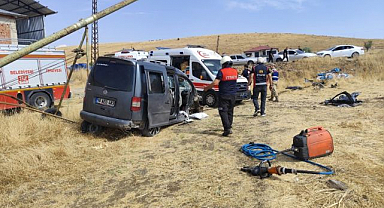 Direksiyon hakimiyetini kaybetti! Hafif ticari araç tarlaya uçtu