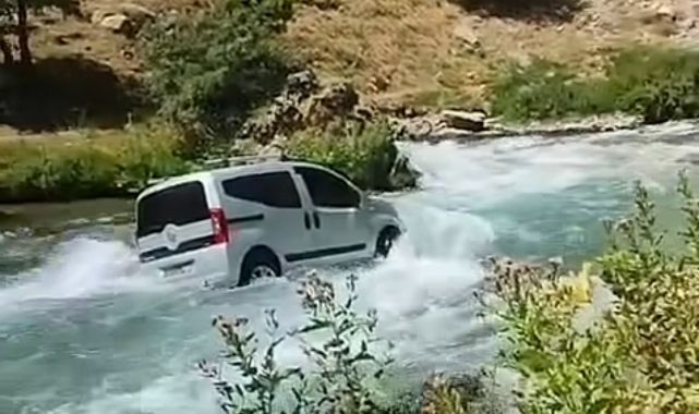 El freni çekilmeyen kamyonet çaya uçtu