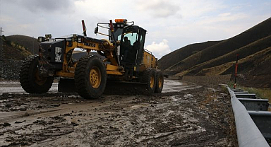 Erzurum-Bingöl kara yolunda heyelan 