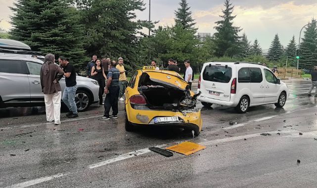 Erzurum'da 10 araçlı zincirleme kaza!