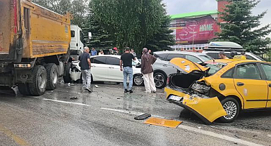 Erzurum'da 10 araçlı zincirleme kaza!