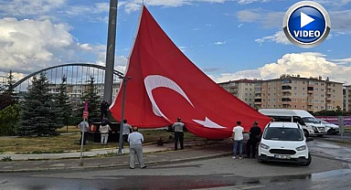 Erzurum’da bayrağı göndere çekmek için koştular