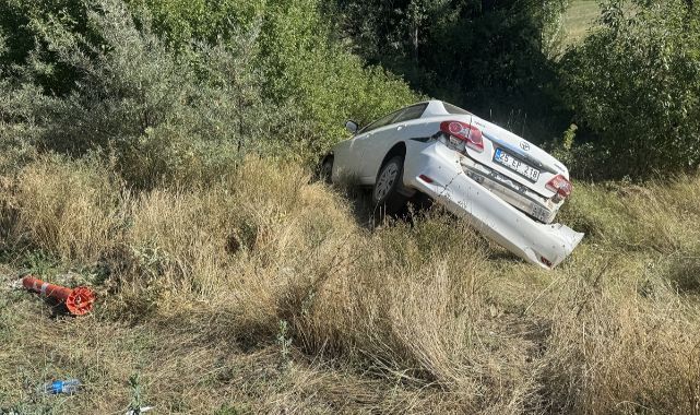 Erzurum'da feci kaza! Şarampole devrildiler