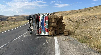Erzurum'da ot yüklü kamyonet devrildi: 2 yaralı