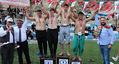 Erzurum’da pehlivanlar kıyasıya güreşti